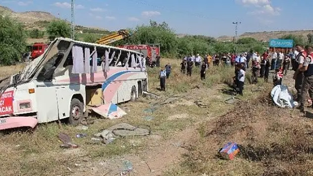 İşçileri taşıyan otobüs devrildi: Çok sayıda yaralı