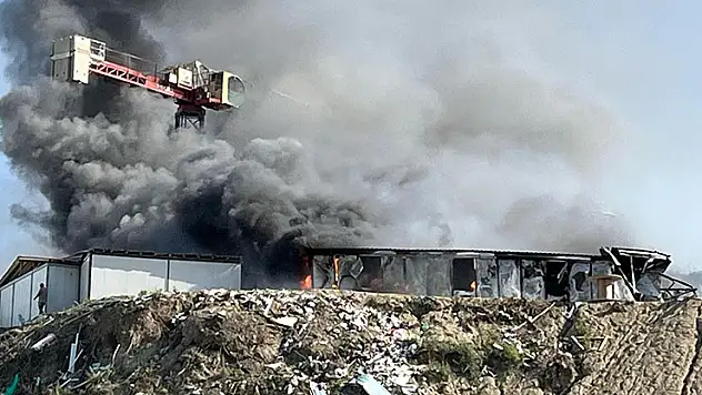 İşçilerin kaldığı konteyner yatakhane alevlere teslim oldu