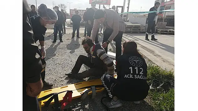 İşçilerin taşıdığı demir, elektrik tellerine temas etti: 3 yaralı