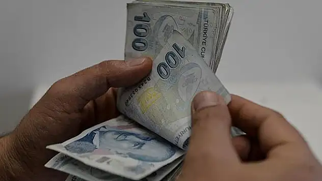İşçiyi aldatan tazminat öder