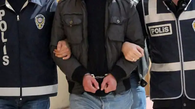İşe başladığı gün hem kasayı hem de patronunu soydu