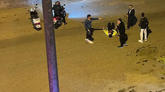 İşe gitmek için babasıyla servis bekleyen genç kadın dehşeti yaşadı