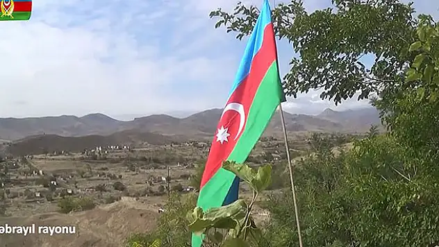 İşgalden kurtarılan Cebrail' de Azerbaycan bayrağı dalgalanıyor