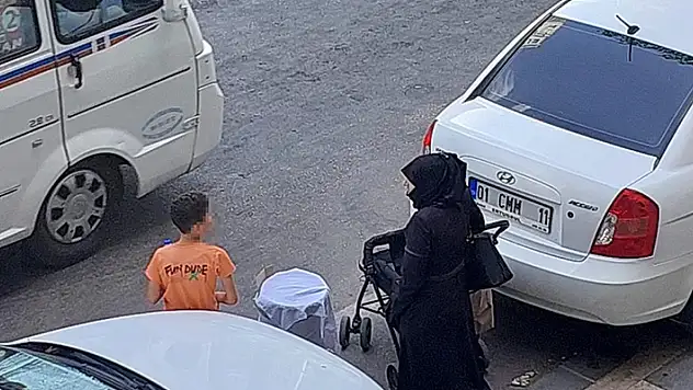 Işıklarda 10 yaşındaki oğluna su sattıran Suriyeli kadın gözaltına alındı
