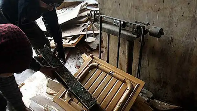 Isınmak için mobilyaları yaktılar