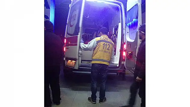 Isınmak için yaktığı ateşin içine attığı tüfek fişeği patlayınca yaralandı