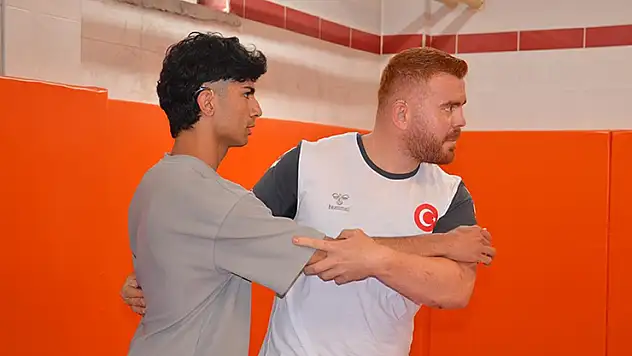 İşitme engelli milli judocu öğretmen, öğrencilerine 'yol gösteriyor'