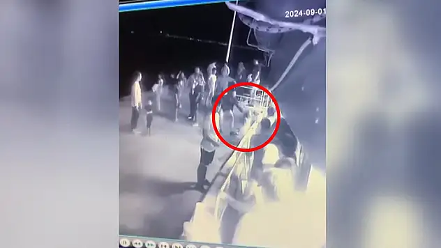 İskele ile gemi arasındaki boşluktan denize düşen çocuğu babası ve çevredekiler kurtardı o anlar kamerada
