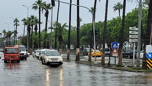 İskenderun'da sağanak yollar göle döndü
