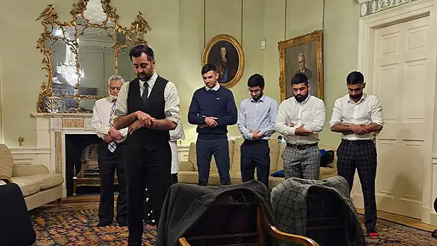 İskoçya'nın yeni başbakanı Yusuf resmi konuttaki ilk gününde namaz kıldırdı
