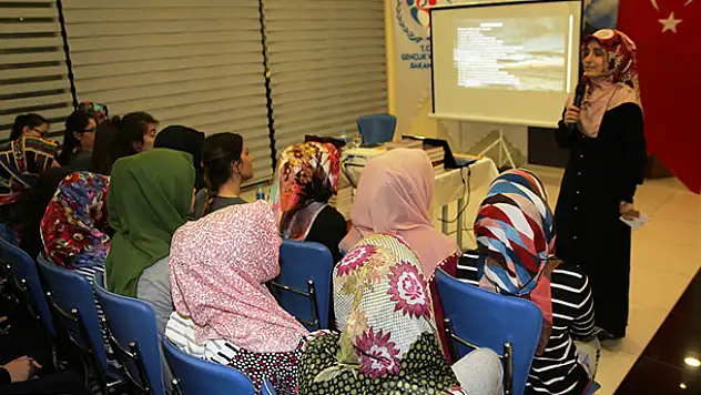 İslam Tarihinin Abide Kadınları gençlere örnek oluyor