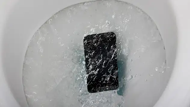 Islanan telefonları kurtarmak için pirince yatırmak yerine ne yapmalısınız?
