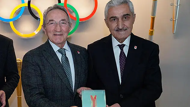 İsmet Karababa ödülünü aldı