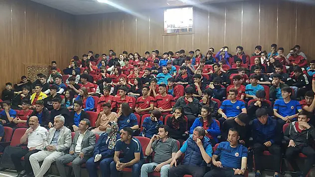 İsmet Karababa öğrencilerle buluştu
