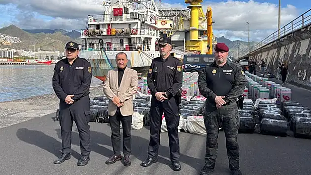 İspanyol polisi, Atlantik Okyanusu'ndaki ticari gemide yaklaşık 10 ton kokain ele geçirdi