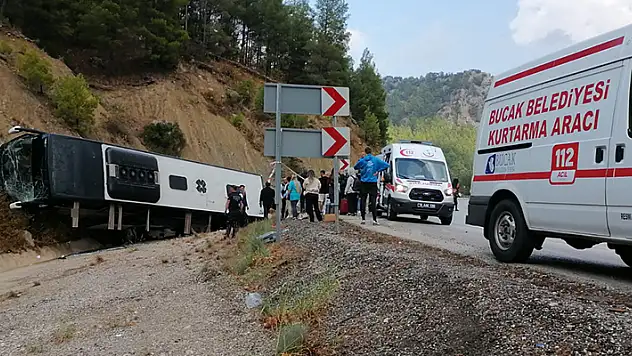 Isparta-Antalya yolunda yolcu otobüsü şarampole devrildi: 8 yaralı
