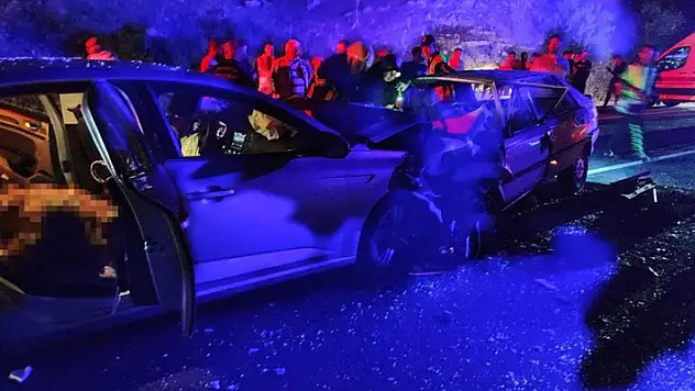 Isparta'da iki otomobil kafa kafaya çarpıştı: 3 ölü, 10 yaralı
