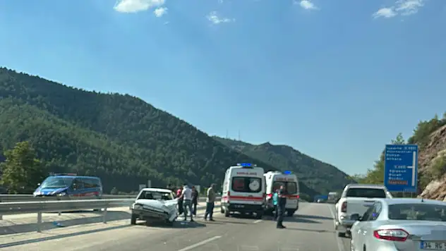 Isparta'da otomobil bariyerlere çarptı: 1'i bebek 4 yaralı
