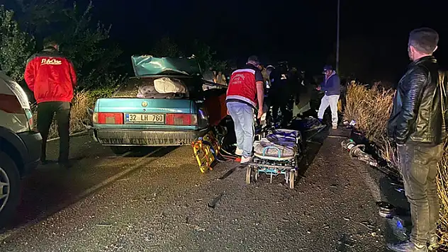 Isparta'da otomobille kamyonetin çarpıştığı kazada 5 kişi öldü
