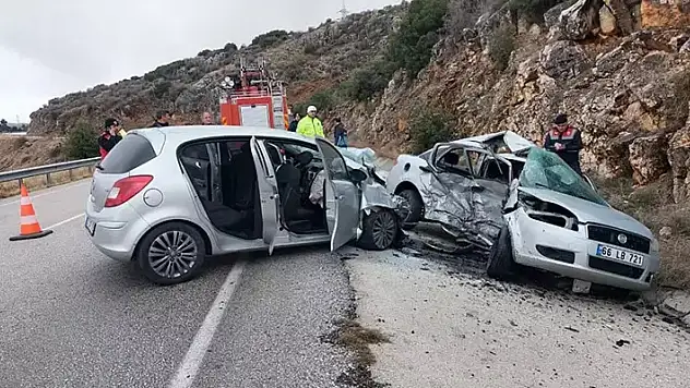 Isparta'da otomobiller çarpıştı 1 ölü, başhekim ile 3 sağlıkçı yaralı
