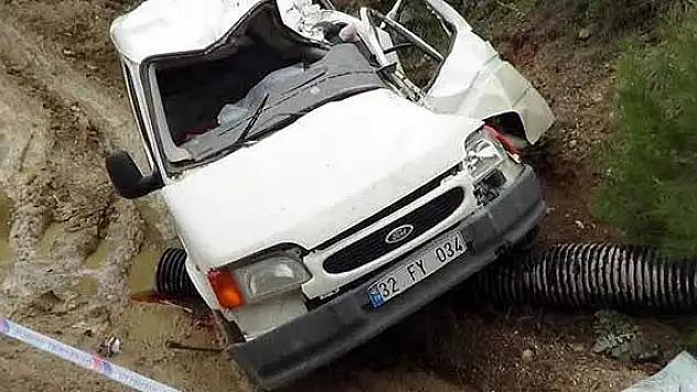 Isparta'da üzerine kaya düşen panelvanın sürücüsü öldü