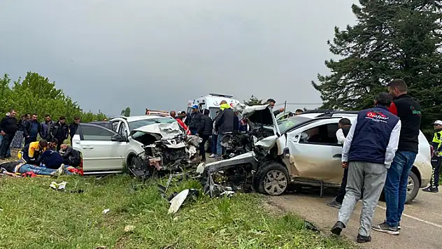 Isparta-Konya kara yolunda iki otomobil çarpıştı: 1 ölü, 4 yaralı