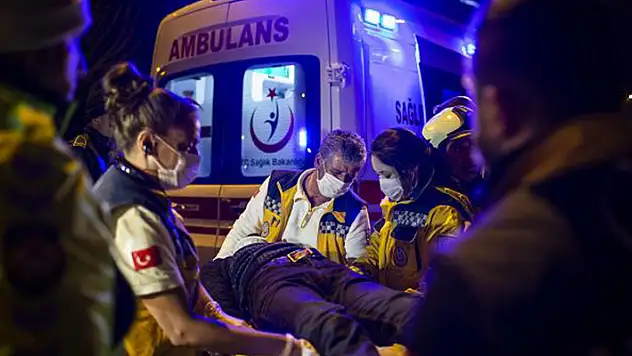 Isparta-Konya kara yolunda kamyonet ile otomobilin çarpıştığı kazada 1 kişi öldü, 3 kişi yaralandı
