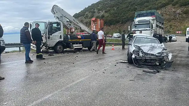 Isparta-Konya kara yolunda kamyonetle otomobil çarpıştı, 4 kişi yaralandı