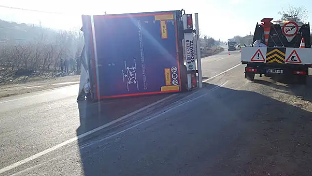 Isparta - Konya kara yolunda minibüse çarpan tır devrildi: Ulaşım aksadı