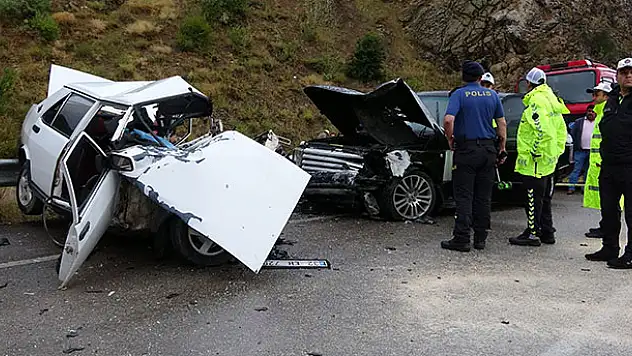 Isparta- Konya kara yolunda  otomobil ile cip çarpıştı: 3 ölü, 1 yaralı