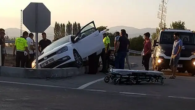 Isparta-Konya kara yolunda otomobil kaza yaptı: 2 yaralı!