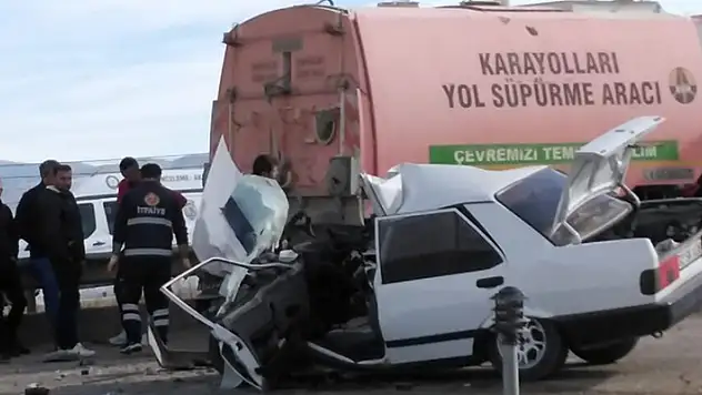 Isparta-Konya kara yolunda otomobilin yol süpürme aracına çarptığı kazada 2 kişi öldü