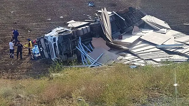 Isparta-Konya kara yolunda sunta yüklü tır devrildi: 1 ölü
