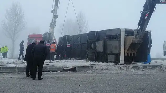 Isparta- Konya kara yolunda yolcu otobüsü devrildi: 3'ü ağır, 29 yaralı