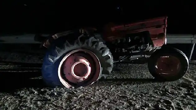 Isparta Konya yolunda feci kaza : Otobüs traktörü ikiye böldü