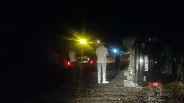 Isparta'da hafif ticari araç ile minibüs çarpıştı: 2'si çocuk 4 yaralı
