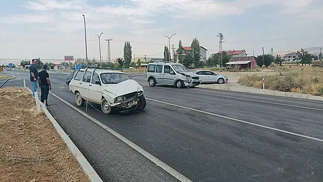 Isparta'da iki otomobil kavşakta çarpıştı: 3 yaralı