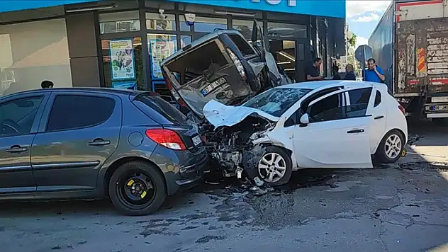 Isparta'da kontrolden çıkan otomobil 7 araç ile markete çarptı
