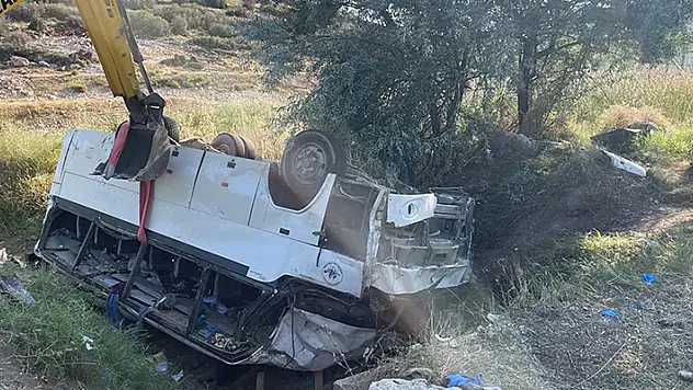 Isparta'da midibüs ile hafif ticari araç çarpıştı: 1 ölü, 36 yaralı
