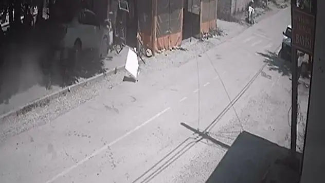 Isparta'da otomobil kıraathaneye daldı: 1 ölü, 1 yaralı
