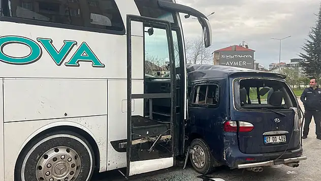 Isparta'da yolcu otobüsüyle hafif ticari araç çarpıştı: 1 ölü, 2 yaralı