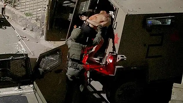 İsrail askerleri işgal altındaki Batı Şeria'da en az 28 Filistinliyi gözaltına aldı