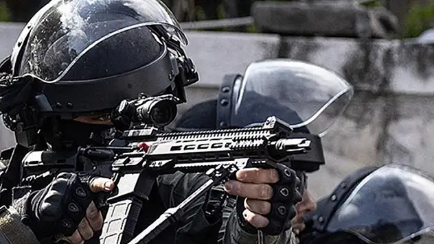 İsrail askerleri Kudüs'te kovaladığı çocuklara ateş açarak birini yaraladı