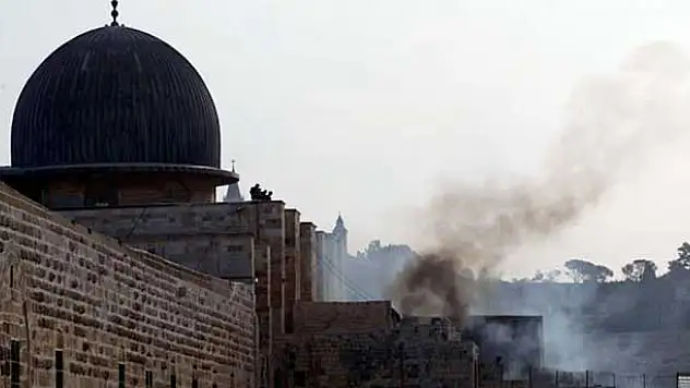 İsrail askerlerinden, Mescid-i Aksa'ya çirkin saldırı