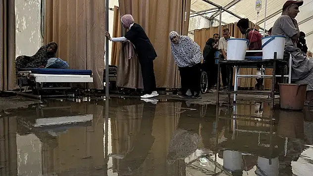İsrail bombardımanı sonrası Gazze'deki Nasır Hastanesi kanalizasyon suları altında kaldı