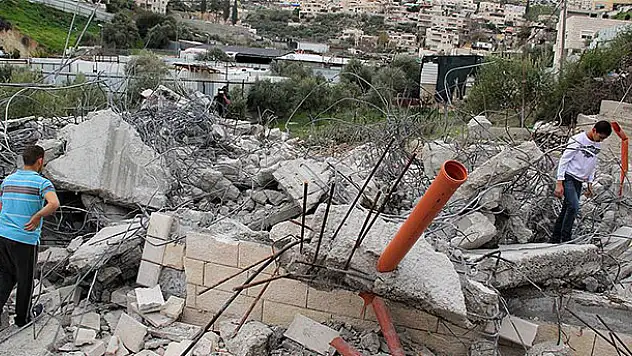 İsrail Filistinlilere ait 2 evi yıktı