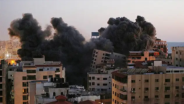 İsrail, Gazze'nin batısında sivillerin yaşadığı 12 katlı Hanadi Kulesi'ni hava saldırısıyla yıktı
