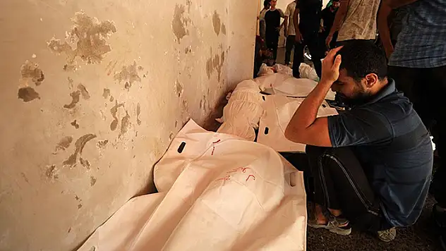 İsrail'in Gazze'de yerinden edilenlerin sığındığı okula düzenlediği saldırıda en az 100 kişi öldü
