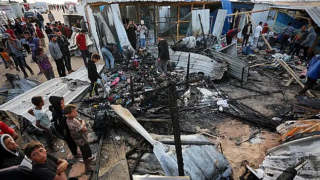 İsrail'in Refah'ta yerinden edilmiş Filistinlilerin kampını bombalaması sonucu 40 kişi hayatını kaybetti

