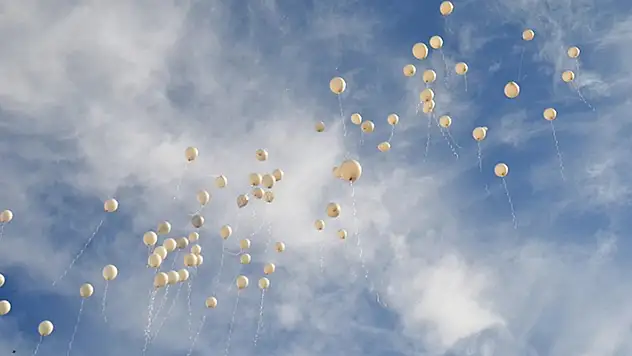 İsrail'in saldırılarında hayatını kaybeden Filistinli çocuklar için gökyüzüne balon bırakıldı
